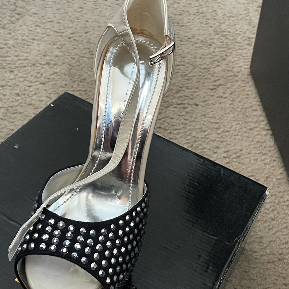 nude/black heels